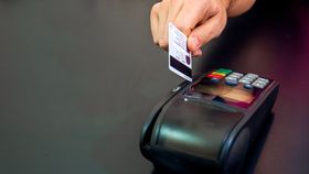 Coaliția s-a răzgândit. Guvernul nu mai limitează plățile cash